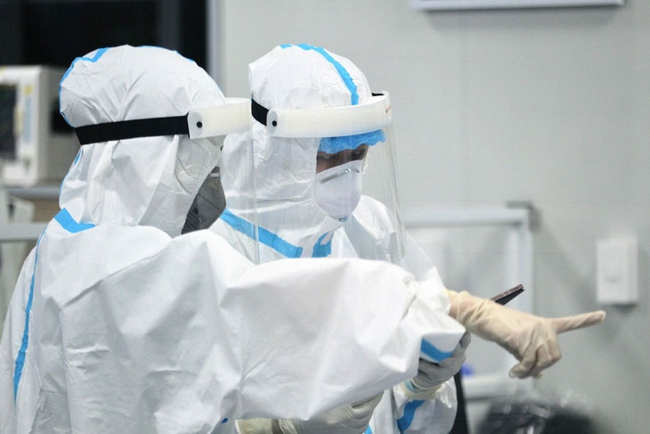 Cán bộ y tế tại bệnh viện điều trị bệnh nhân COVID-19 tại Hà Nội năm 2022 - Ảnh: NAM TRẦN