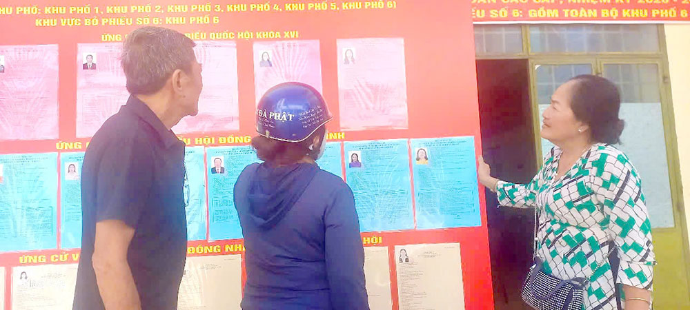 Cử tri phường An Hội xem tiểu sử ứng cử viên. Ảnh: Tô Hân