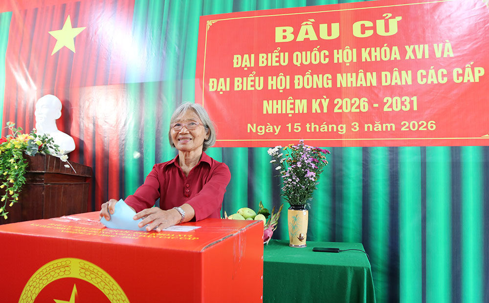 Bà Phan Thị Thanh, sinh năm 1947, ngụ ấp Bình Đại 2, xã Bình Đại đến điểm bầu cử từ sáng sớm để tìm hiểu kỹ các ứng viên và bỏ phiếu chọn người xứng đáng. Ảnh: Th. Thảo