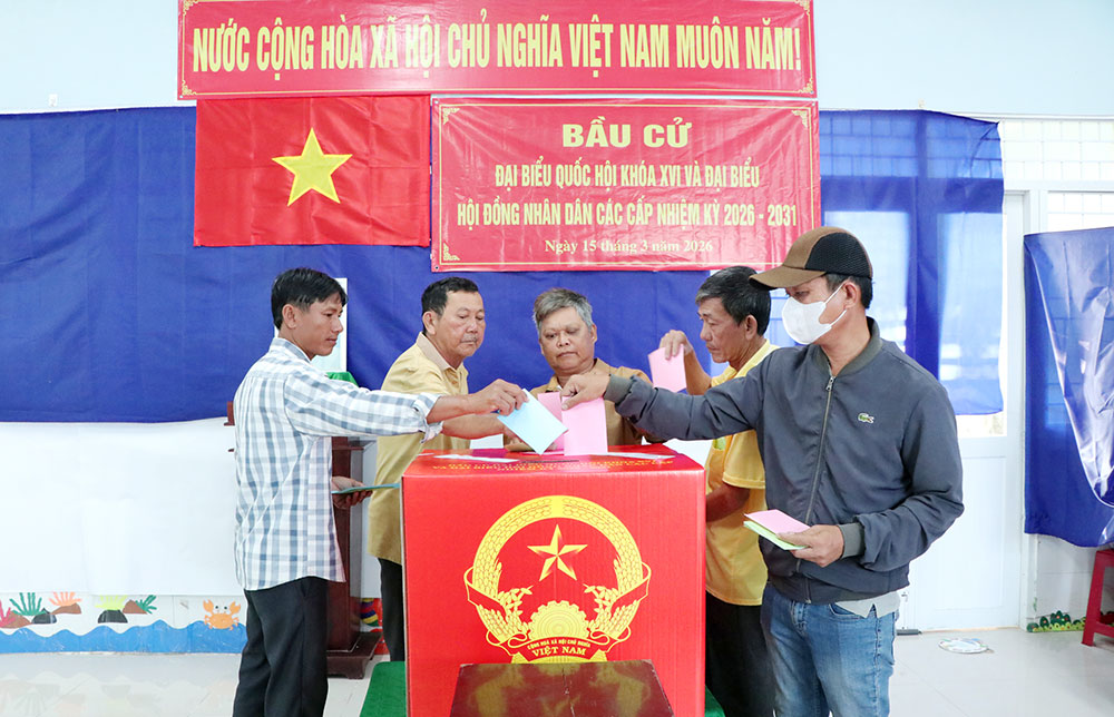 Cử tri ấp Giồng Giá, xã Hòa Minh thực hiện quyền công dân trong ngày bầu cử. Ảnh: SƠN TUYỀN