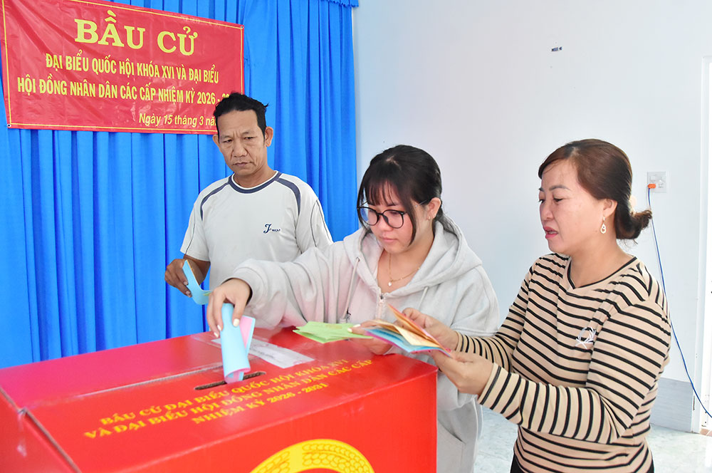 Cử tri Nguyễn Anh Thư (người giữa) cùng mẹ tham gia bầu cử: Ảnh: MỸ NHÂN