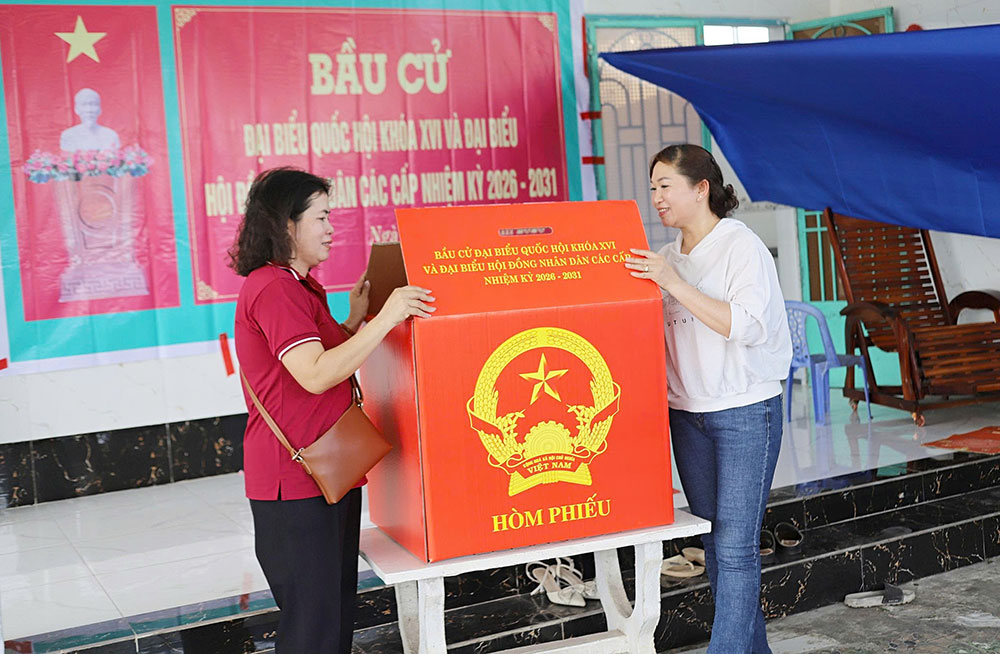 Điều đáng ghi nhận là không khí ngày bầu cử trên toàn tỉnh diễn ra trong tinh thần khẩn trương, phấn khởi và trách nhiệm. Ảnh: Khánh Duy