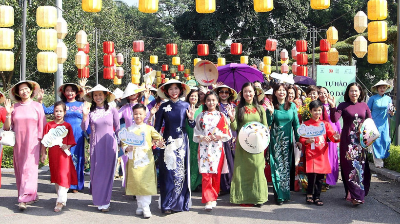 Người dân Hà Nội và du khách tham gia một sự kiện diễu hành áo dài.
