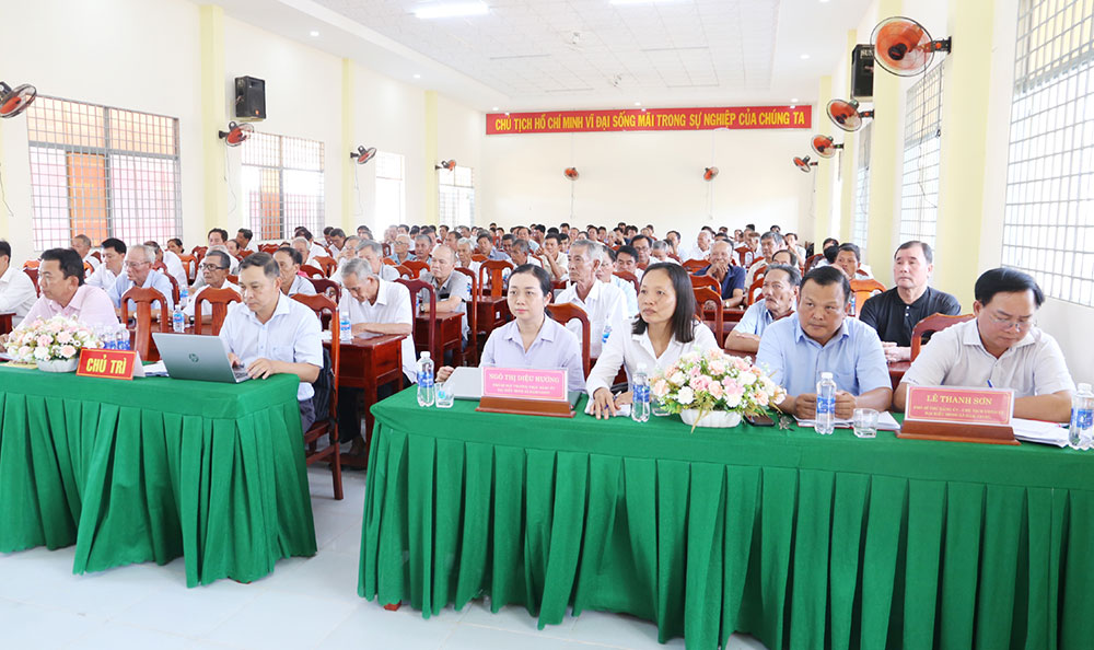 Lãnh đạo địa phương và người dân dự buổi tiếp xúc cử tri.