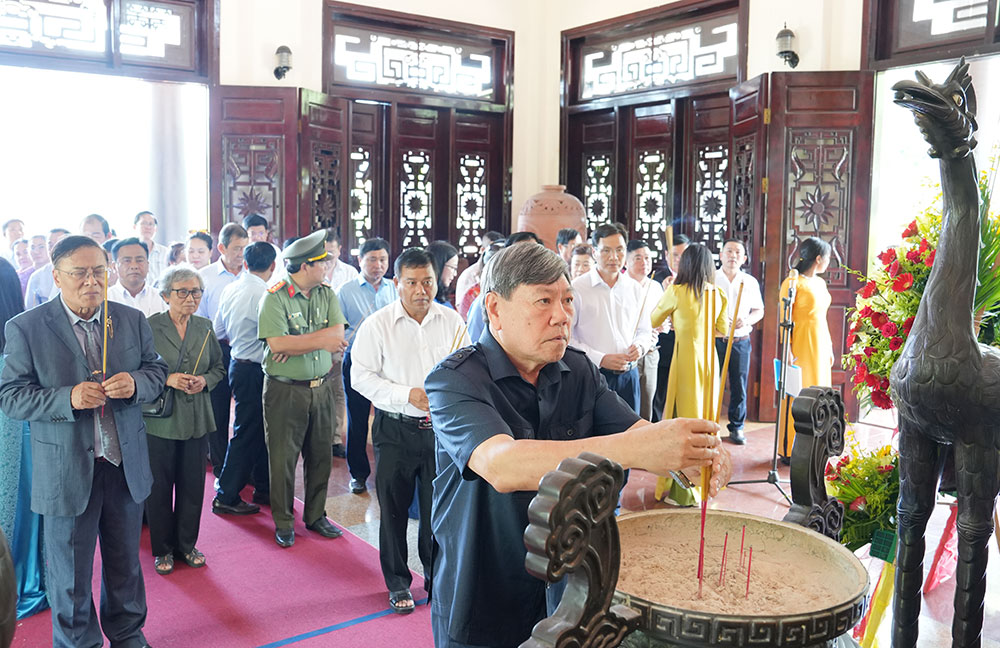 Đồng chí Trần Văn Rón- nguyên Ủy viên BCH Trung ương Đảng, nguyên Phó Chủ nhiệm Thường trực Ủy ban Kiểm tra Trung ương dâng hương kỷ niệm 38 năm ngày mất Chủ tịch Hội đồng Bộ trưởng Phạm Hùng.