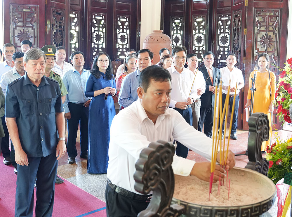 Đồng chí Kim Rương- Ủy viên Ban Thường vụ Tỉnh ủy, Phó Chủ tịch HĐND Vĩnh Long dâng hương tưởng nhớ Chủ tịch Hội đồng Bộ trưởng Phạm Hùng.