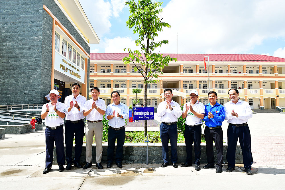 Ban tổ chức chương trình chụp ảnh lưu niệm với cây xanh vừa trồng trong khuôn viên Trường THPT Phạm Thái Bường.