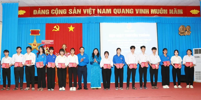 Càng Long kỷ niệm 95 năm thành lập Đoàn Thanh niên Cộng sản Hồ Chí Minh và kết nạp đoàn viên