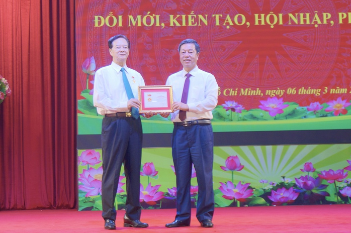 Giám đốc - Tổng Biên tập NXB Chính trị Quốc gia Sự thật Vũ Trọng Lâm (bên phải) trao tặng ông Nguyễn Tấn Dũng kỷ niệm chương Vì sự nghiệp xuất bản sách lý luận, chính trị của Đảng và Nhà nước

