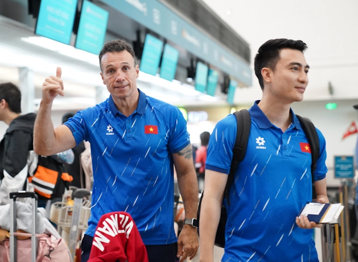 HLV Diego Giustozzi tại sân bay - Ảnh: VFF

