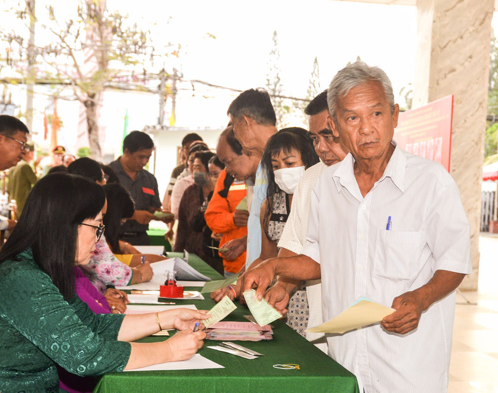 Cử tri đến Khu vực bỏ phiếu số 9, Khu phố 8, phường An Hội tham gia bầu cử. Ảnh: TRẦN QUỐC