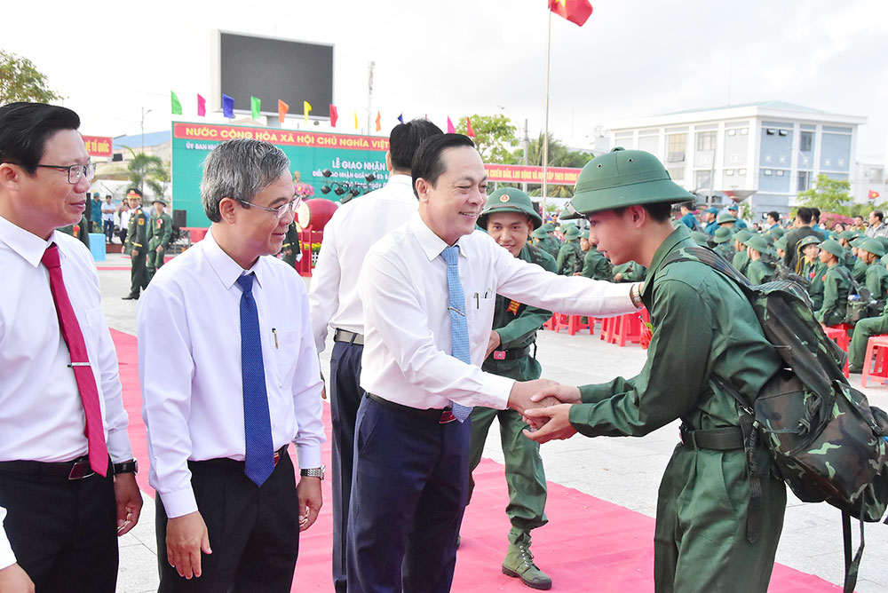 Phó Bí thư Tỉnh ủy- Lâm Minh Đằng động viên, dặn dò thanh niên trước giờ lên đường nhập ngũ tại lễ giao nhận quân phường Duyên Hải.

