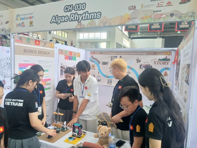 Đội trưởng Hải Đăng (áo trắng) cùng các thành viên tại vòng chung kết năm nay

ẢNH: NVCC

