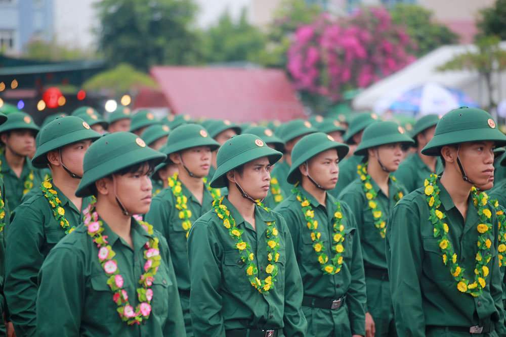 Tân binh dự lễ giao, nhận quân tại Trung tâm Hội nghị tỉnh (phường Long Châu).