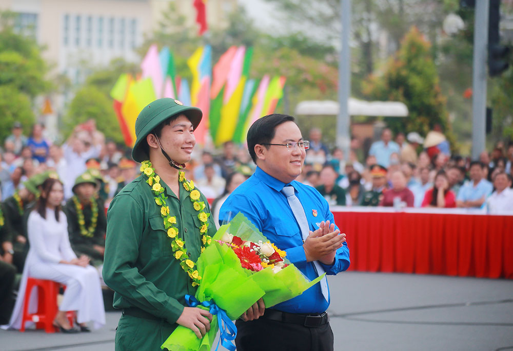 Phó Bí thư Tỉnh Đoàn- Phan Thanh Trẻ tặng hoa chúc mừng tân binh Phạm Hoàng Đăng.