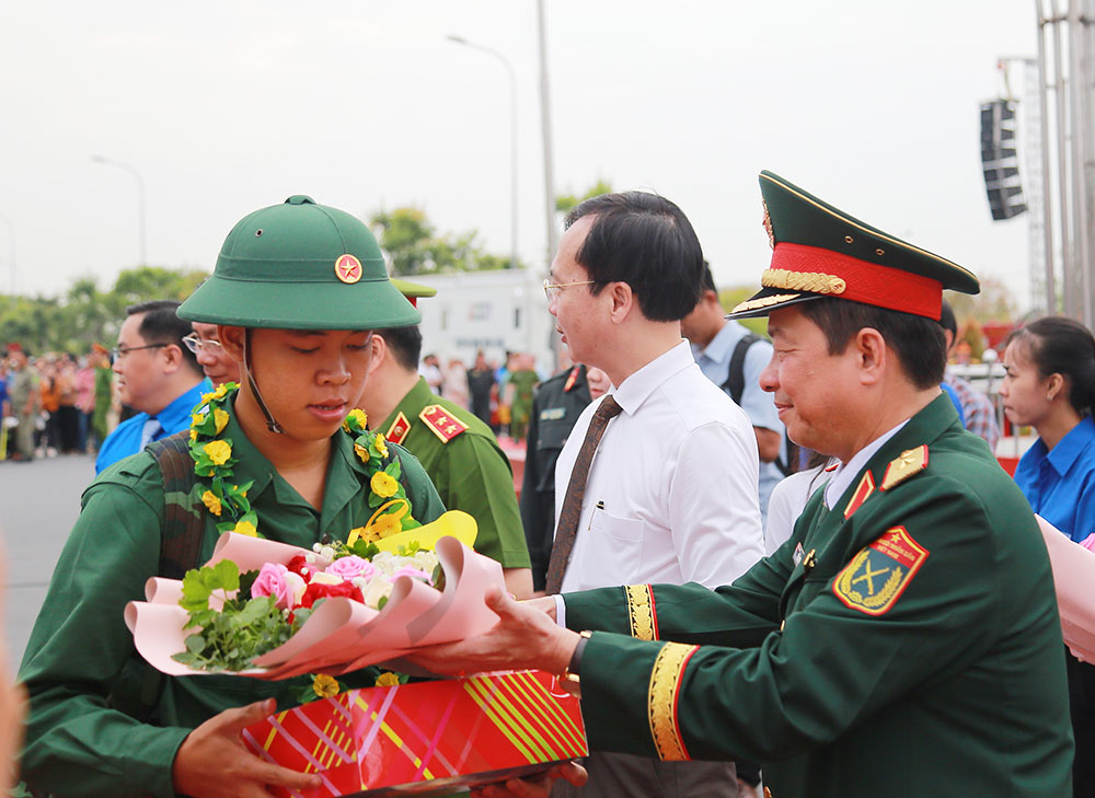 Thiếu tướng Trần Minh Trang- Ủy viên Ban Thường vụ Tỉnh ủy, Chỉ huy trưởng Bộ Chỉ huy Quân sự tỉnh, Phó Chủ tịch Thường trực Hội đồng nghĩa vụ quân sự tỉnh tặng hoa cho các tân binh.