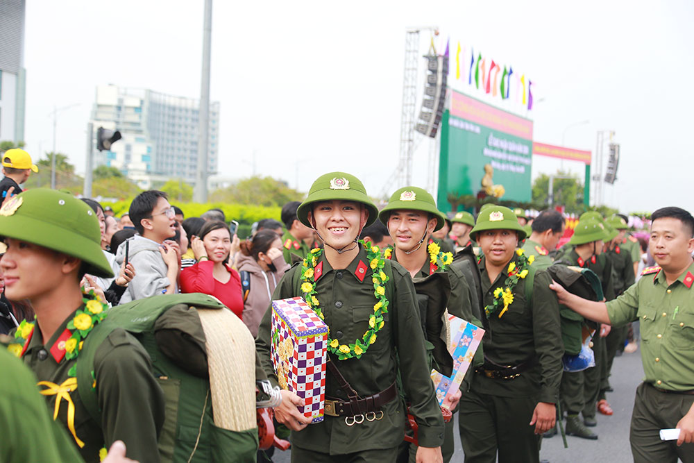 Tân binh thực hiện nghĩa vụ công an tươi tắn trong ngày nhập ngũ.