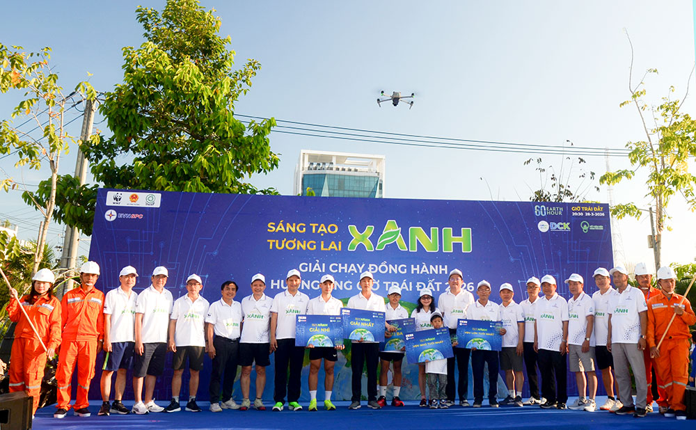 Đại biểu chụp ảnh cùng các vận động viên đạt giải.