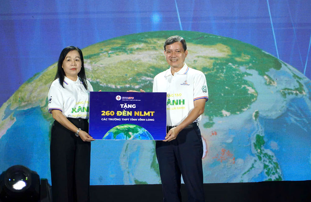 Giám đốc Sở Giáo dục và Đào tạo tỉnh La Thị Thúy nhận bảng tượng trưng cây xanh tại chương trình.