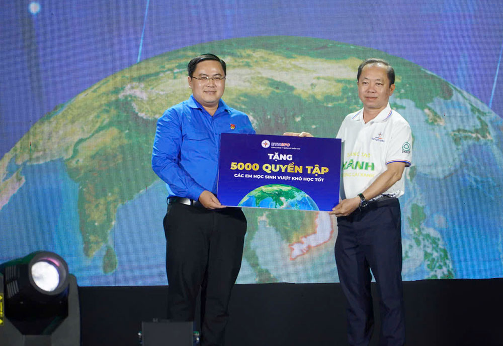 iám đốc Điện lực Vĩnh Long - Phạm Thanh Trúc trao bảng tượng trưng tặng 5.000 quyển tập cho học sinh.
