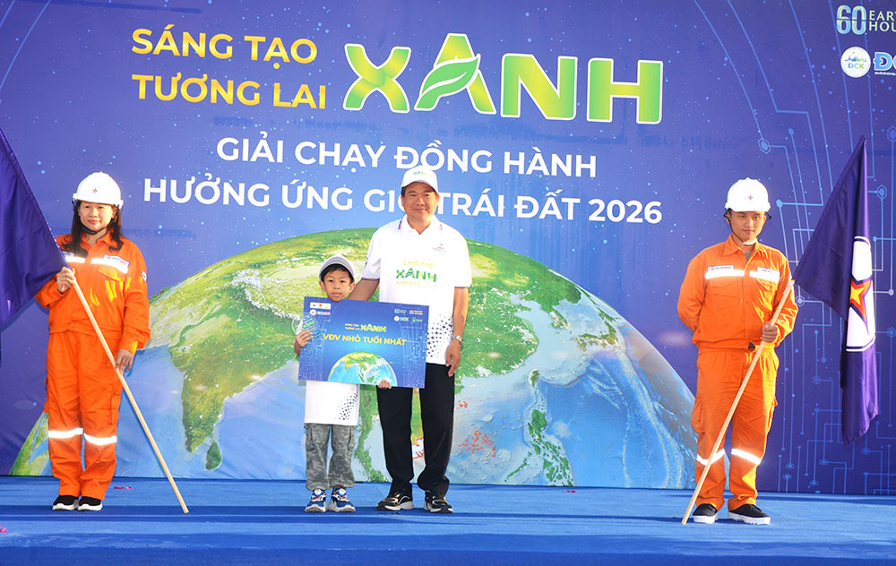 Đồng chí Bùi Minh Nhựt - Phó Giám đốc Sở Giáo dục và Đào tạo trao thưởng cho vận động viên nhỏ tuổi nhất.