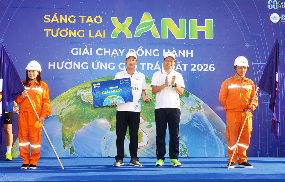 Trao thưởng cho vận động viên đạt giải nhất.