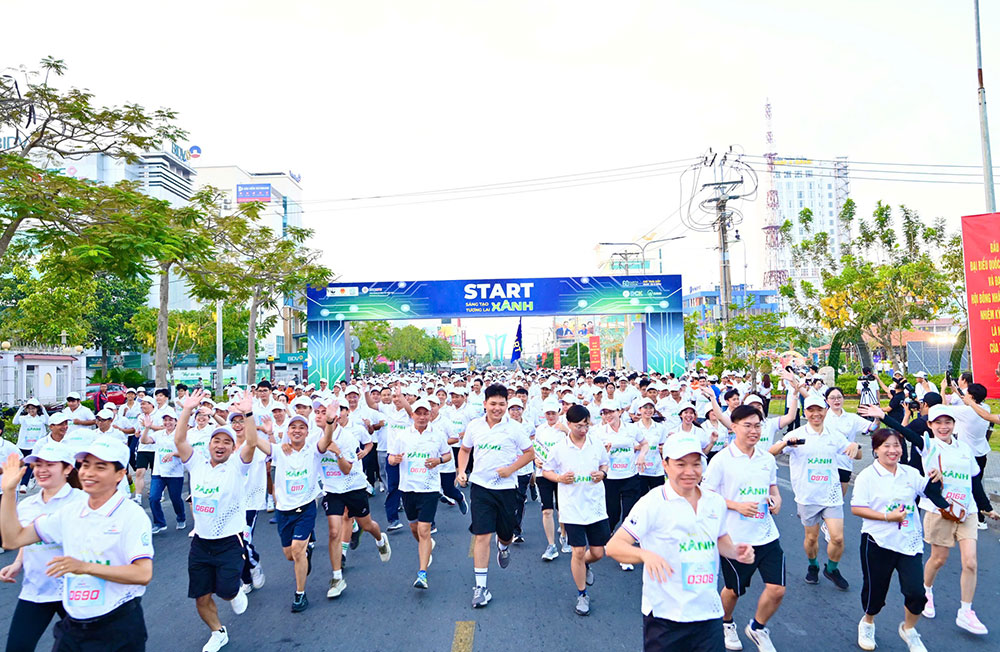 Các vận động viên xuất phát chạy.