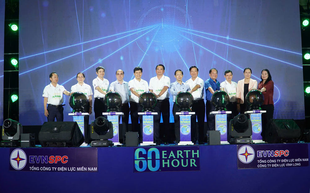 Lãnh đạo và đại biểu thực hiện nghi thức tắt đèn hưởng ứng Giờ Trái Đất diễn ra từ 20 giờ 30 đến 21 giờ 30 phút.