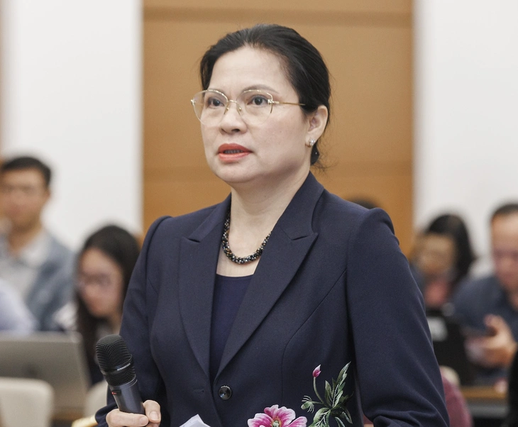 Bà Hà Thị Nga trả lời - Ảnh: QUANG VINH

