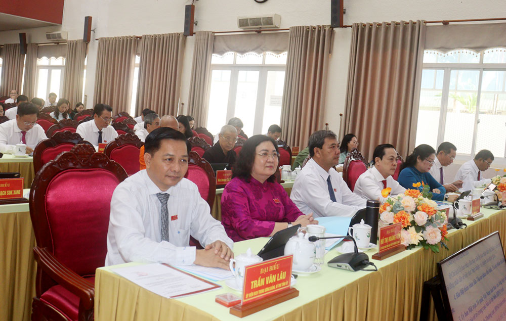 Lãnh đạo tỉnh tham dự kỳ họp.