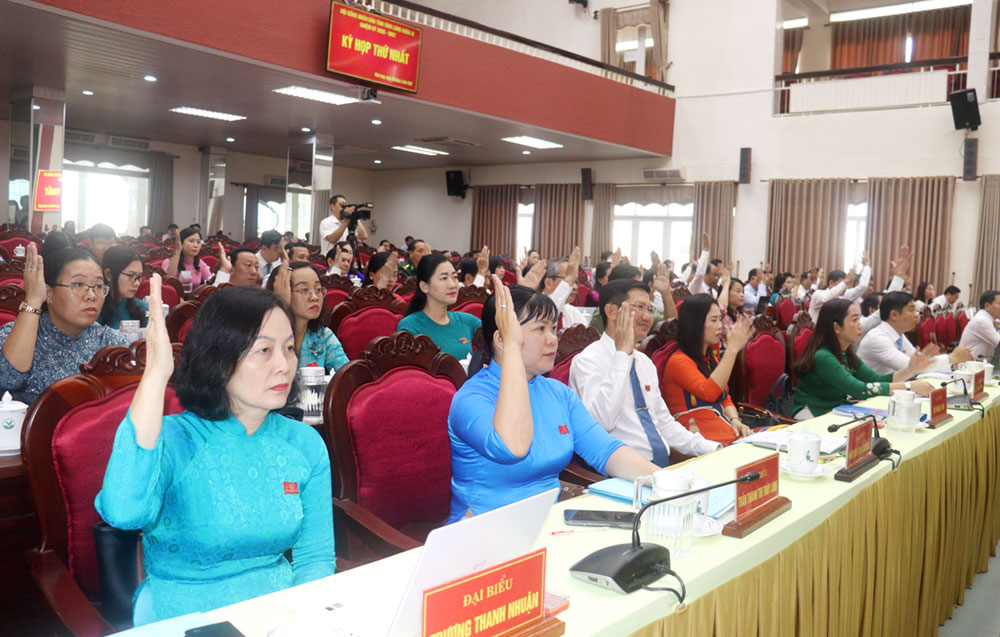 Đại biểu HĐND biểu quyết thông qua chương trình kỳ họp.