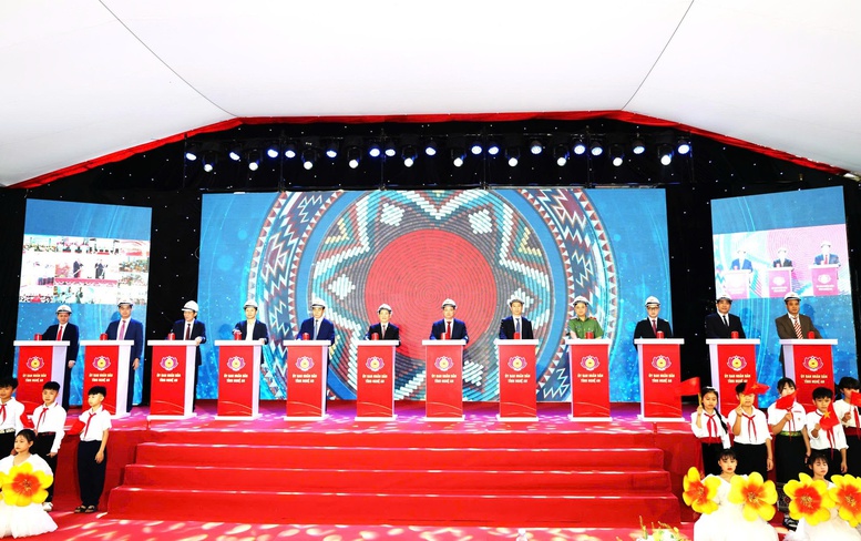 Phó Thủ tướng Hồ Đức Phớc cùng các đại biểu thực hiện nghi thức khỏi công xây dựng trường tại tỉnh Nghệ An - Ảnh: VGP/Trần Mạnh