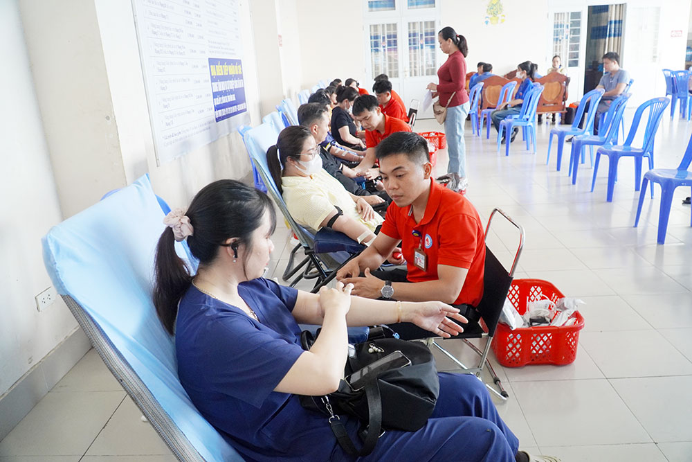 Người dân xã Ba Tri tham gia Ngày hội hiến máu tình nguyện năm 2026.