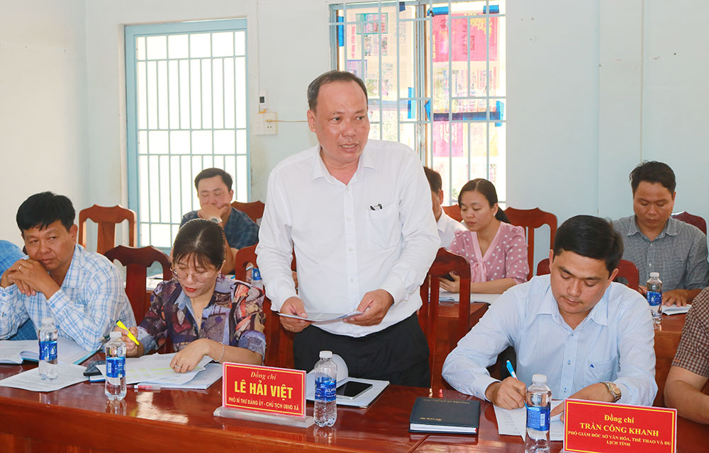 Chủ tịch UBND xã Hiếu Phụng- Lê Hải Việt báo cáo về công tác chuẩn bị bầu cử tại xã.