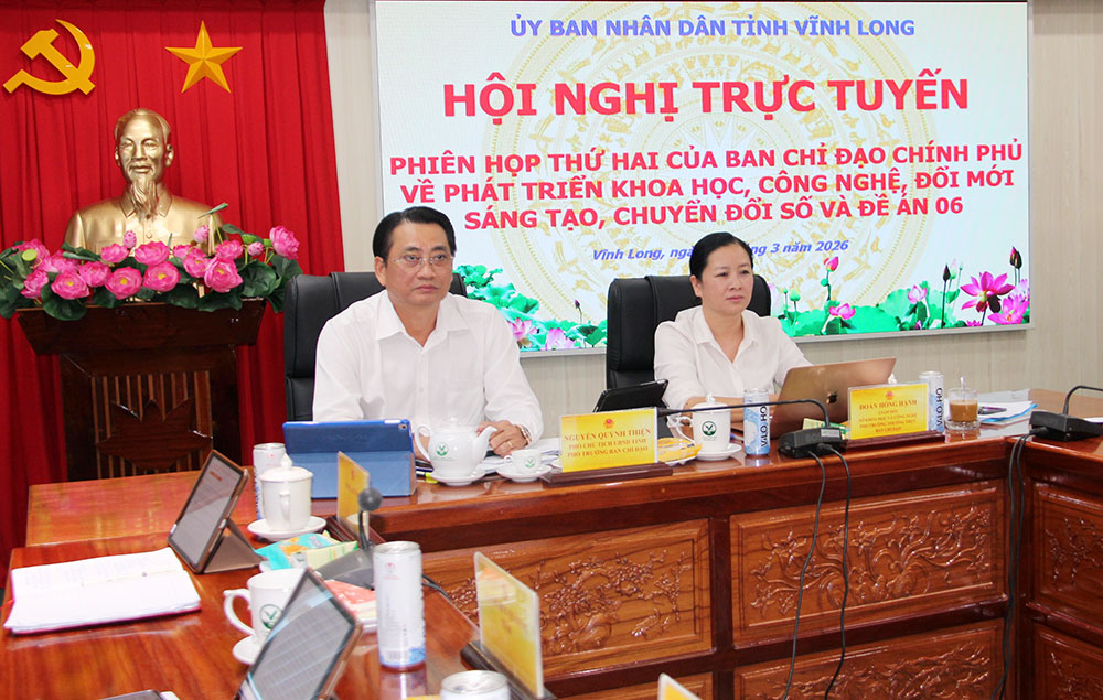 Phó Chủ tịch UBND tỉnh Nguyễn Quỳnh Thiện và Giám đốc Sở Khoa học Công nghệ Đoàn Hồng Hạnh dự phiên họp tại điểm cầu tỉnh.