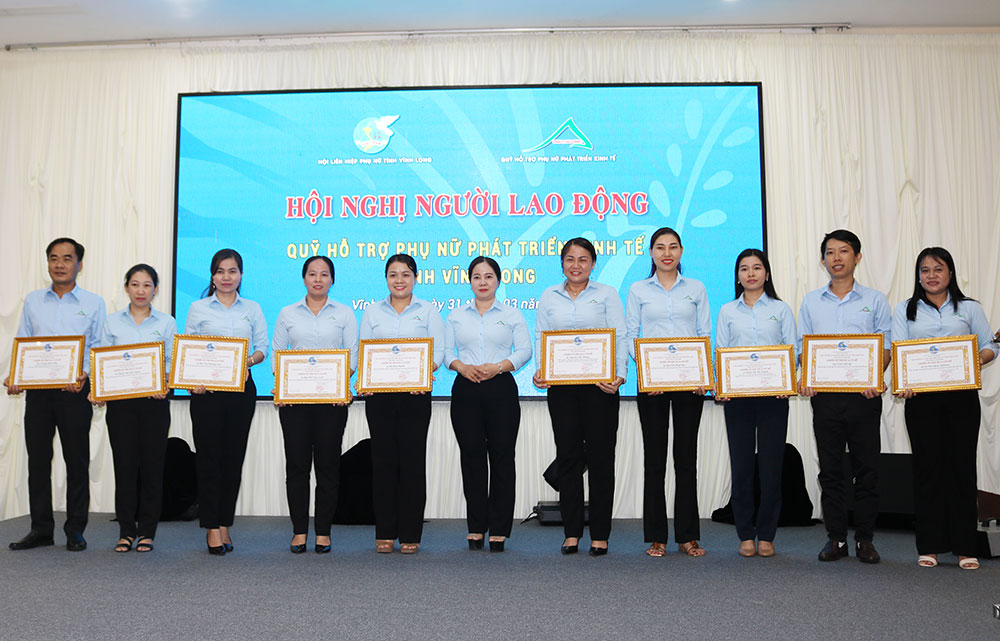 Trao tặng danh hiệu “Chiến sĩ thi đua cơ sở” năm 2025.