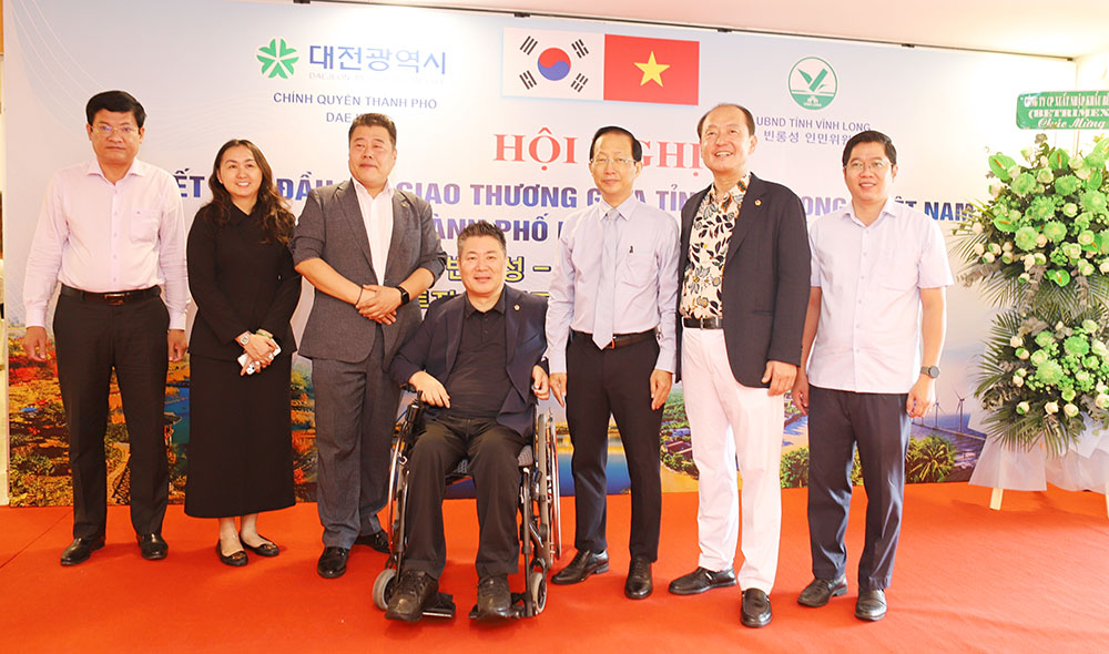 Phó Chủ tịch UBND tỉnh Nguyễn Trúc Sơn chụp ảnh lưu niệm cùng ông Hwang Kyoungah - Phó Chủ tịch Hội đồng TP Daejeon.