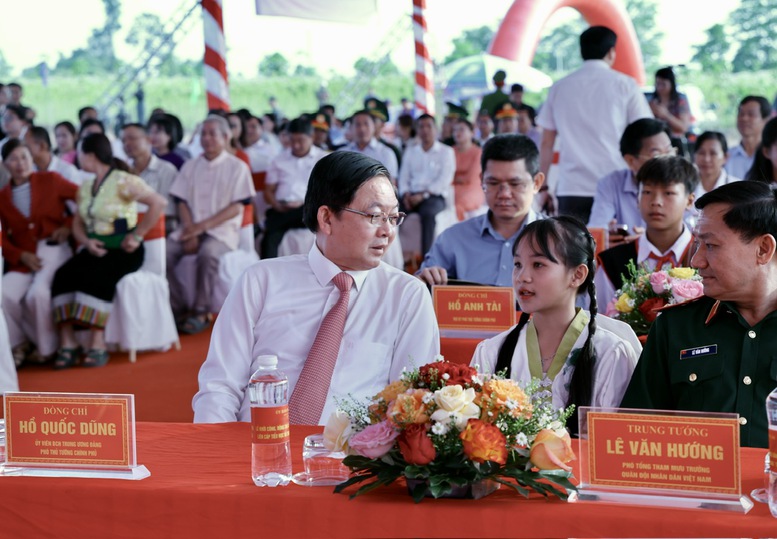 Tại đầu cầu trực tuyến tỉnh Đắk Lắk, Phó Thủ tướng Chính phủ Hồ Quốc Dũng tham dự Lễ động thổ xây dựng Trường Phổ thông nội trú liên cấp tiểu học và trung học cơ sở Ea Bung, xã Ea Bung - Ảnh: VGP/Mai Anh