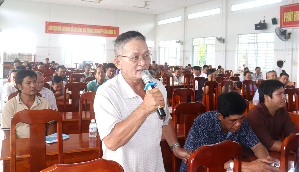 Cử tri mong muốn sau khi trúng cử, các đại biểu thường xuyên gắn bó cơ sở, quan tâm đời sống Nhân dân. ảnh CẨM HUỆ