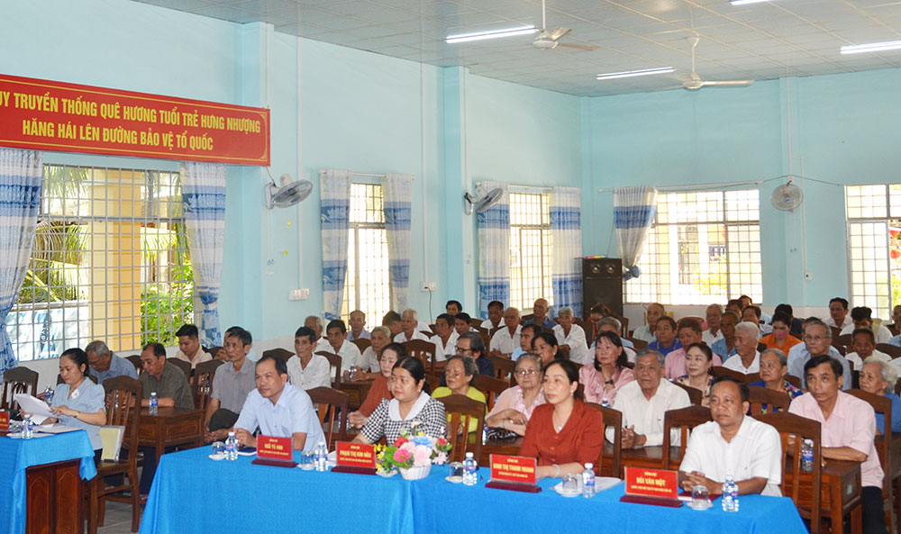 Cử tri xã Hưng Nhượng tham dự hội nghị. Ảnh: Tr. Quốc