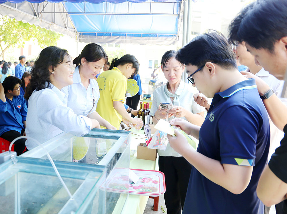 Học sinh tìm hiểu thông tin tuyển sinh, ngành nghề tại các gian hàng của trường đại học, cao đẳng.