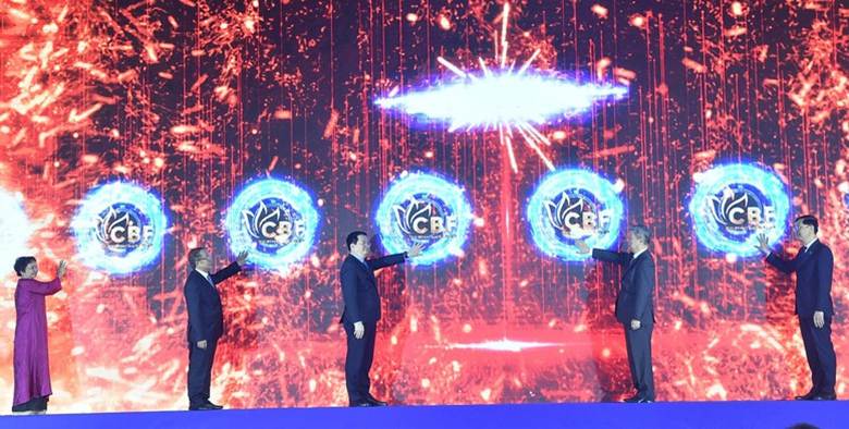 Phó Thủ tướng cùng các đại biểu thực hiện nghi thức phát động và cam kết thực thi Bộ giá trị Văn hoá kinh doanh Việt Nam - Ảnh: VGP/Giang Thanh