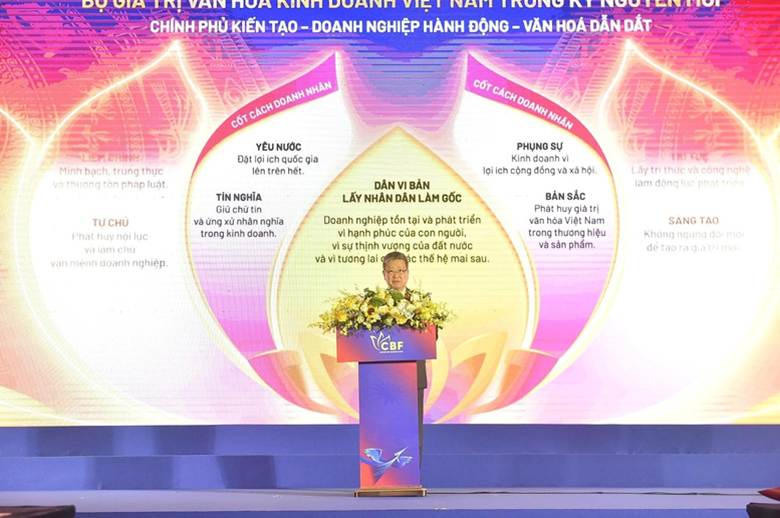 Ông Hồ Anh Tuấn, Chủ tịch Hiệp hội Phát triển Văn hóa doanh nghiệp Việt Nam công bố Bộ giá trị Văn hoá kinh doanh Việt Nam - Ảnh: VGP/Giang Thanh