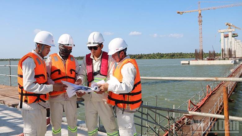 Các kỹ sư có mặt trên công trường trụ P21, cầu Đại Ngãi bắc qua sông Hậu.