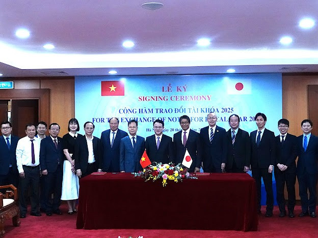 Đại diện phía Việt Nam và Nhật Bản tham gia lễ ký công hàm hỗ trợ vốn vay ODA.
