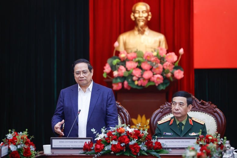 Thủ tướng Chính phủ cũng đề nghị tập trung phát triển công nghiệp quốc phòng theo hướng chủ động, tự lực, tự cường, lưỡng dụng, hiện đại - Ảnh: VGP/Nhật Bắc

