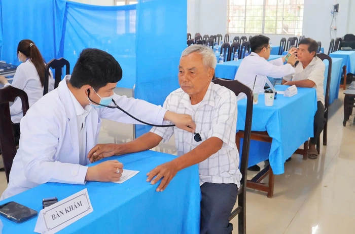 Gần 200 người được khám bệnh và cấp thuốc miễn phí