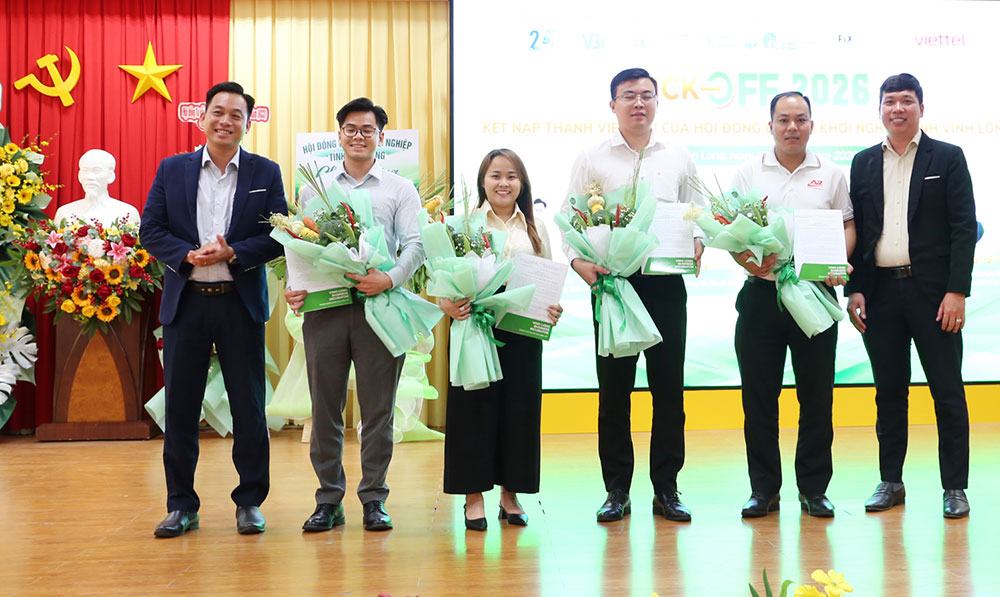 Hội đồng Cố vấn Khởi nghiệp tỉnh Vĩnh Long trao quyết định kết nạp 4 thành viên mới.