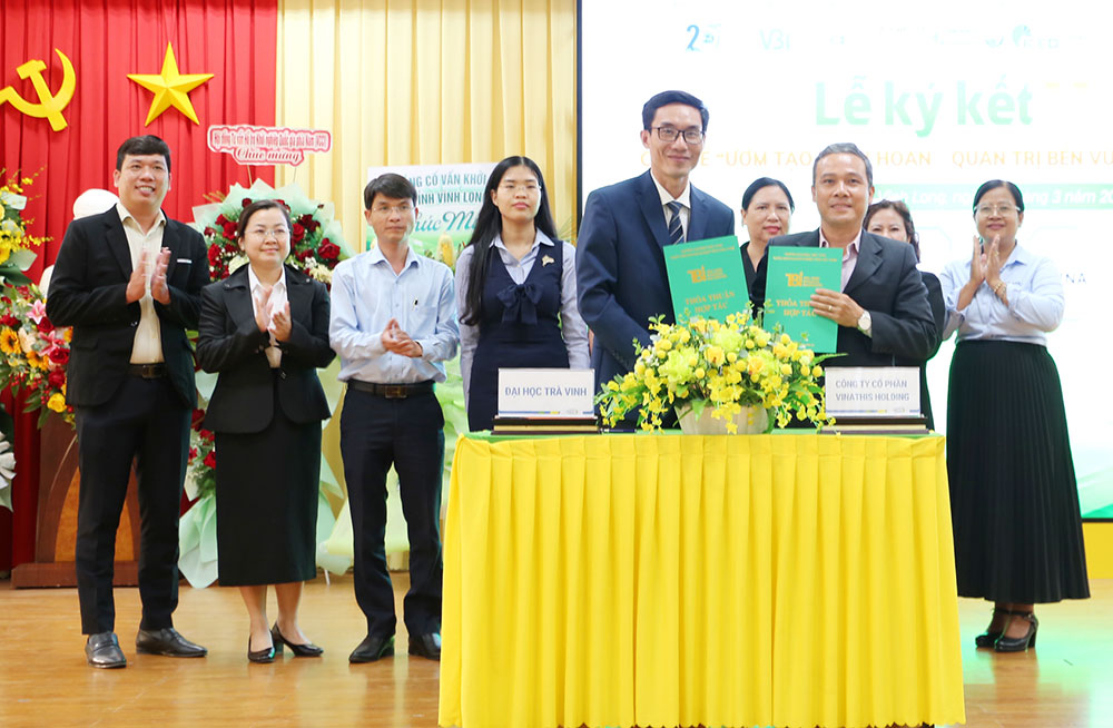 PGS.TS Diệp Thanh Tùng- Phó Giám đốc ĐH Trà Vinh ký kết thỏa thuận hợp tác cùng đối tác.