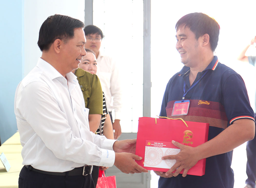 Đồng chí Trần Văn Lâu tặng quà cho thành viên Tổ bầu cử số 11 của phường Đông Thành.